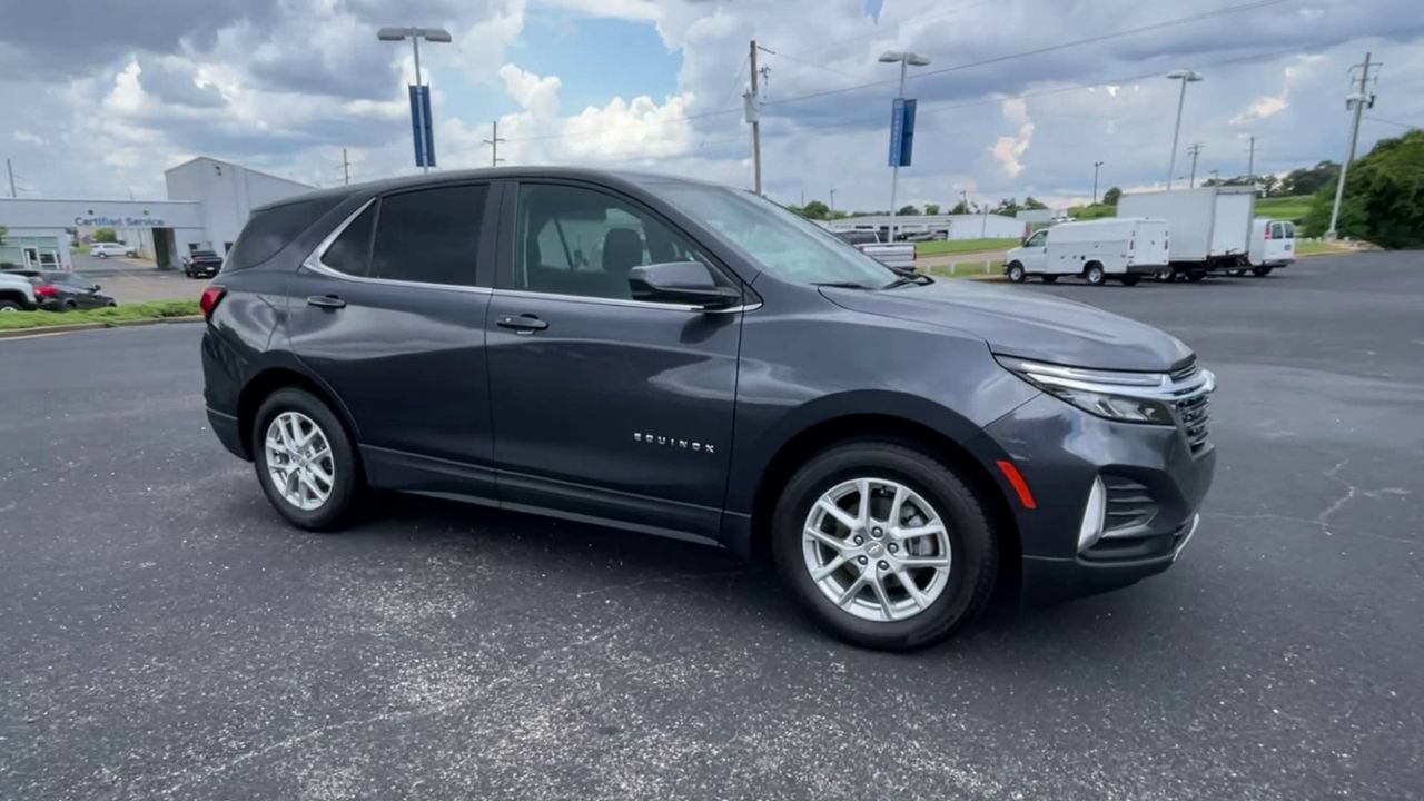 Used 2023 Chevrolet Equinox LT FWD image 2