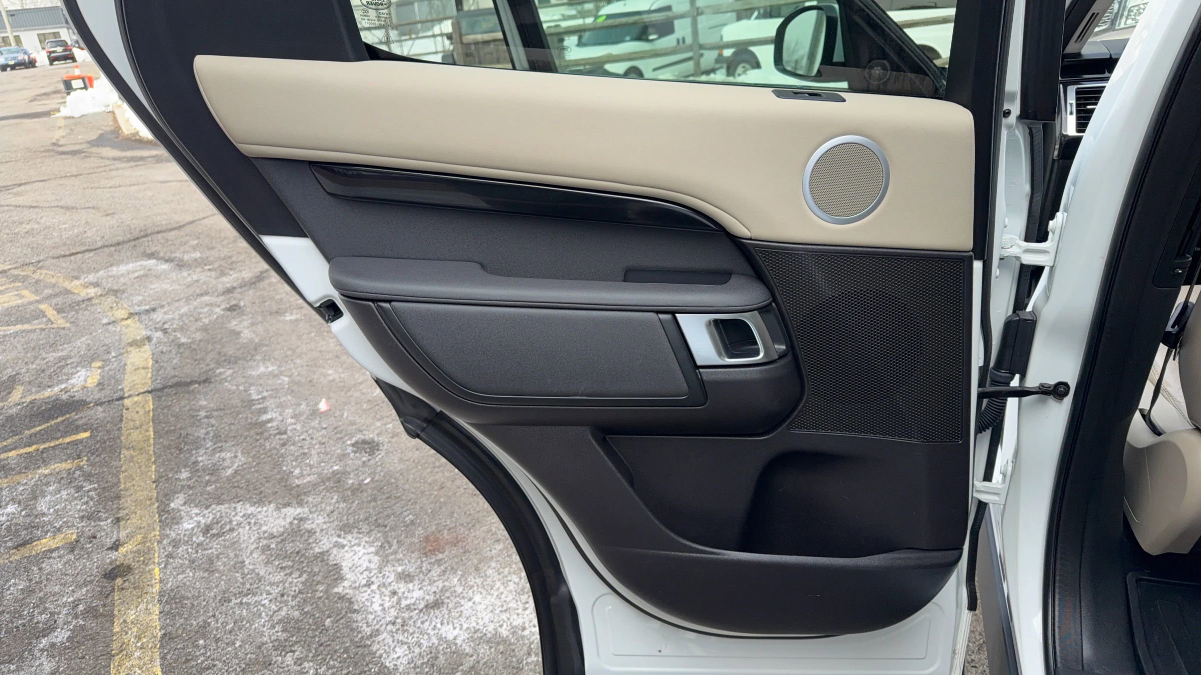 Used 2017 Land Rover Discovery SE image 14