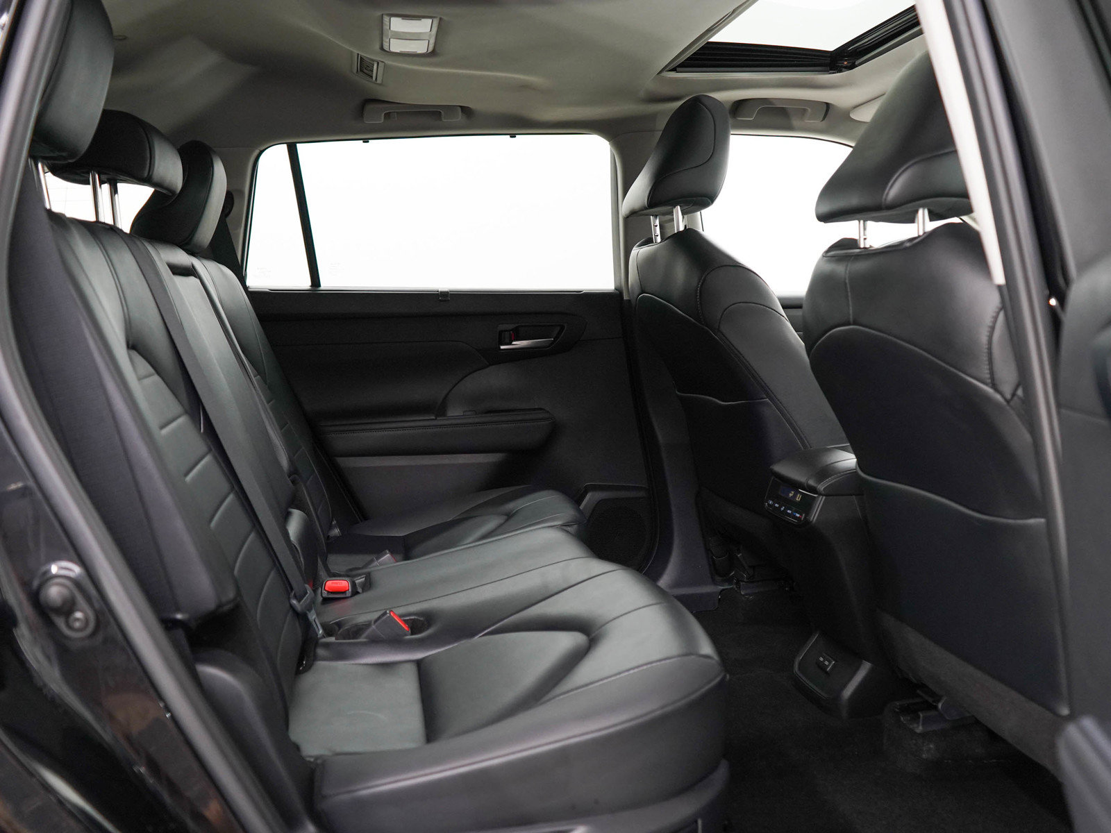 Used 2025 Toyota Highlander XLE AWD/4WD image 13