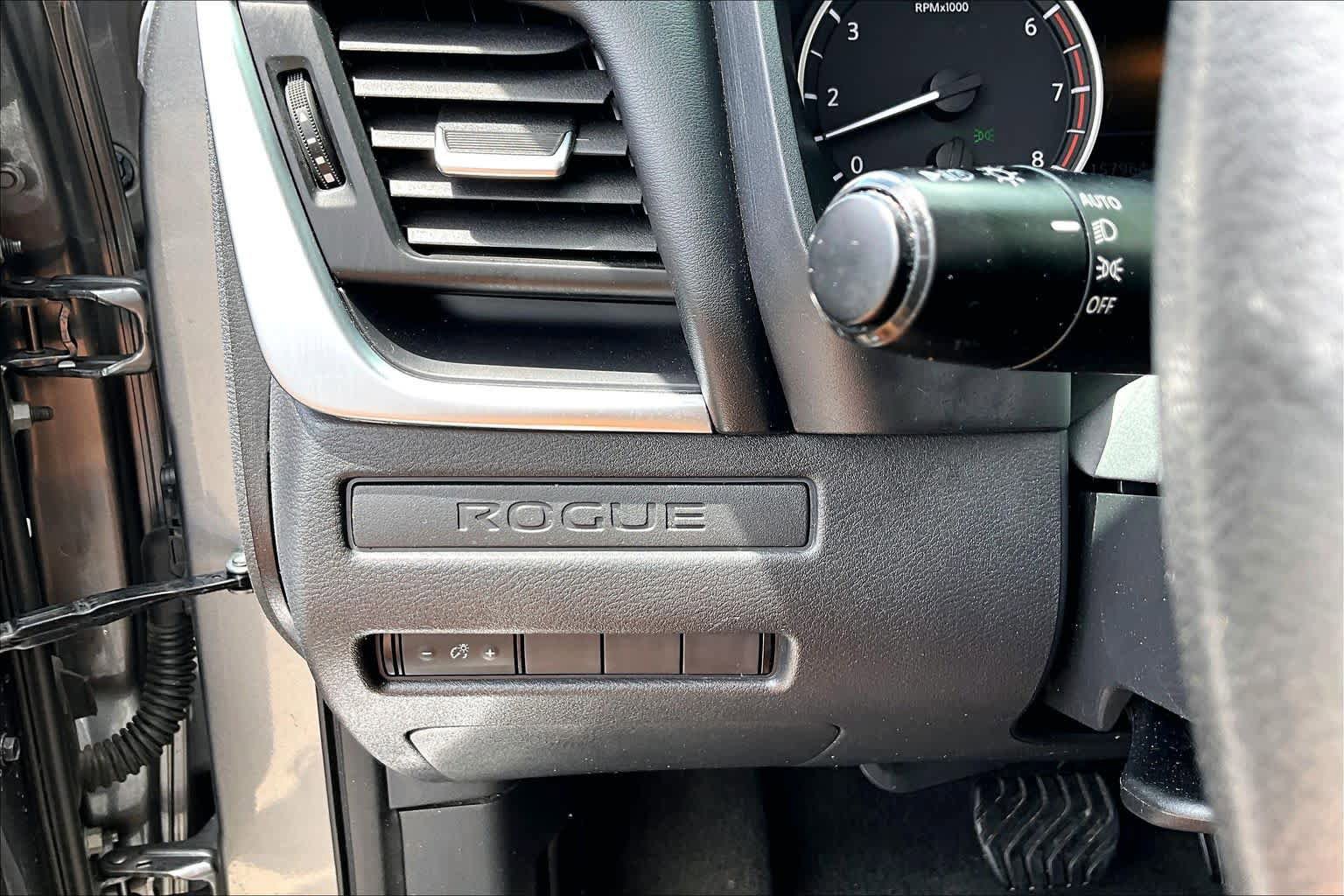 Used 2022 Nissan Rogue S image 32