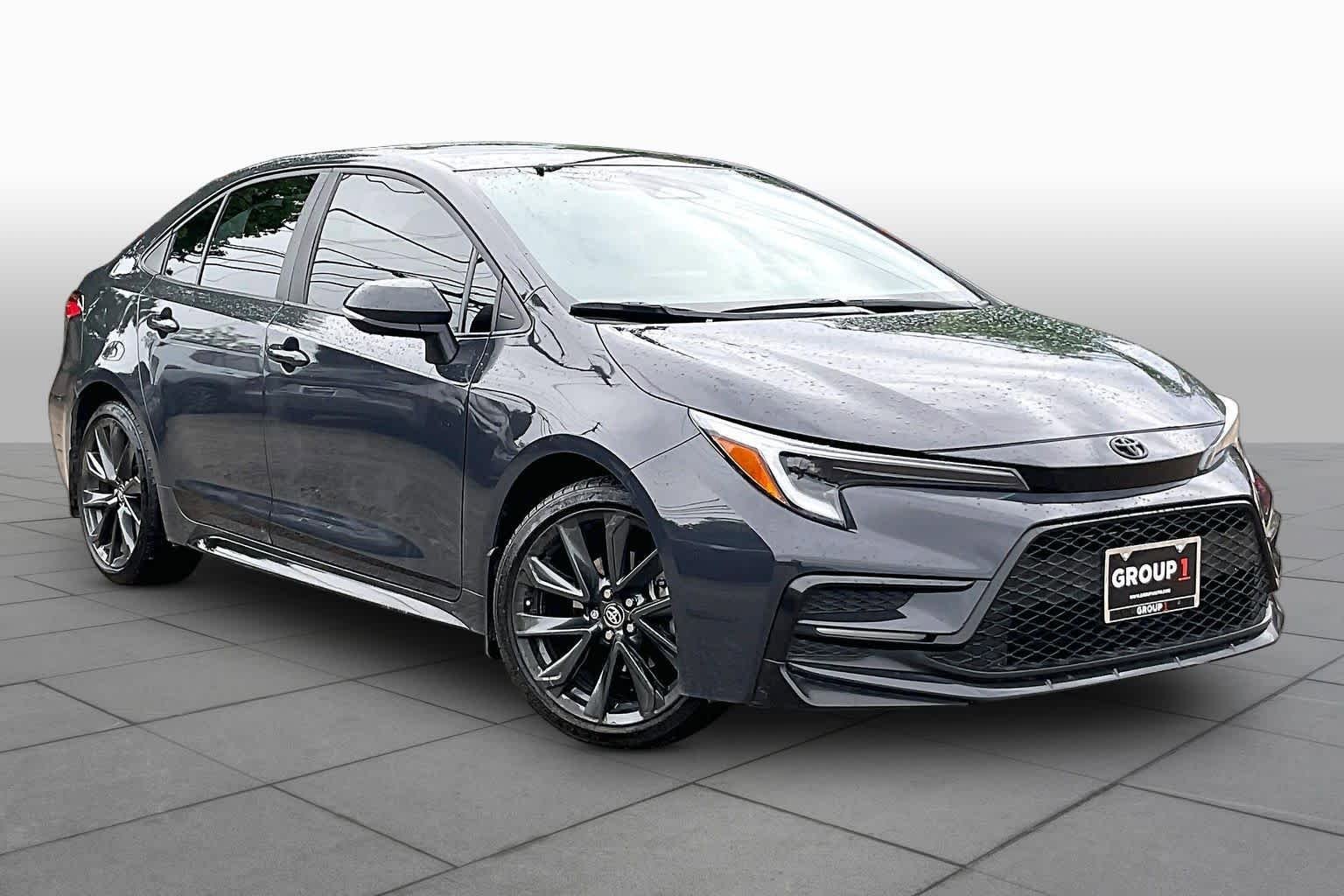 Used 2025 Toyota Corolla SE FWD image 3