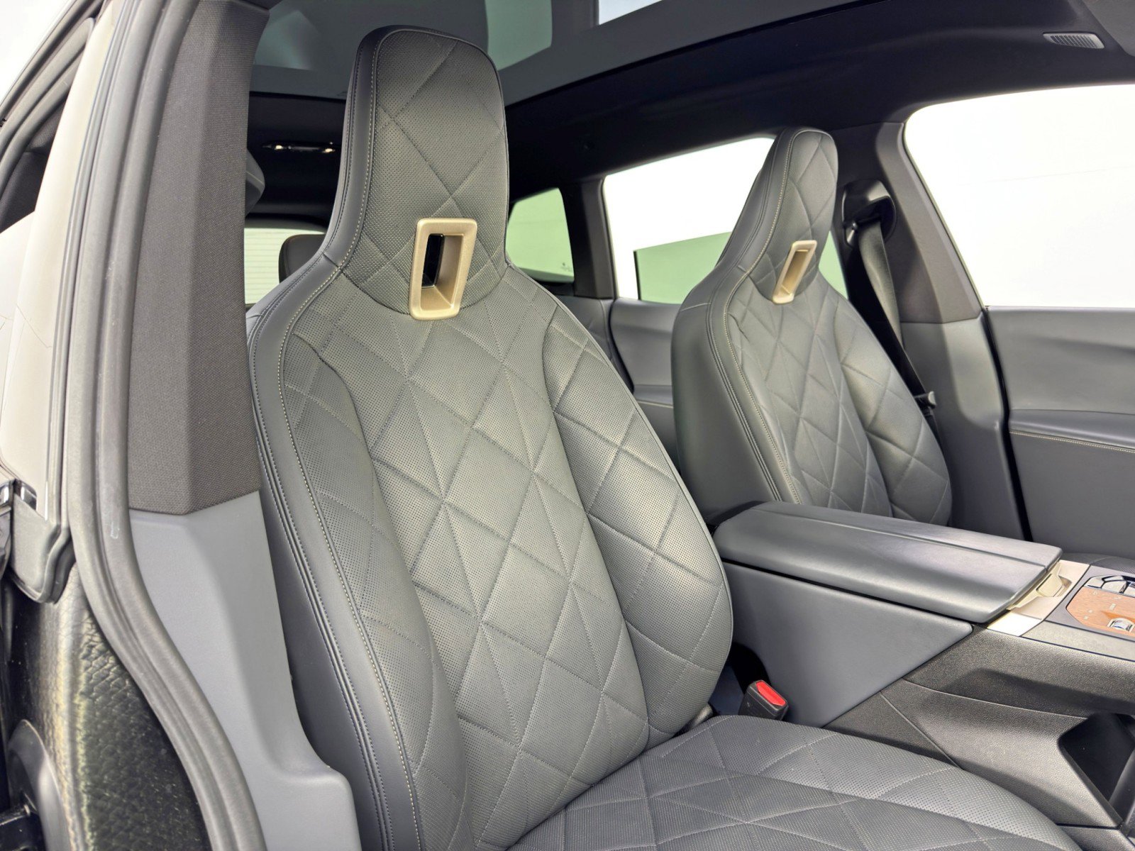 Used 2023 BMW iX M60 w/ Executive Package image 39