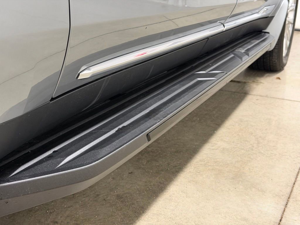 Used 2024 Cadillac Escalade ESV Premium Luxury image 13