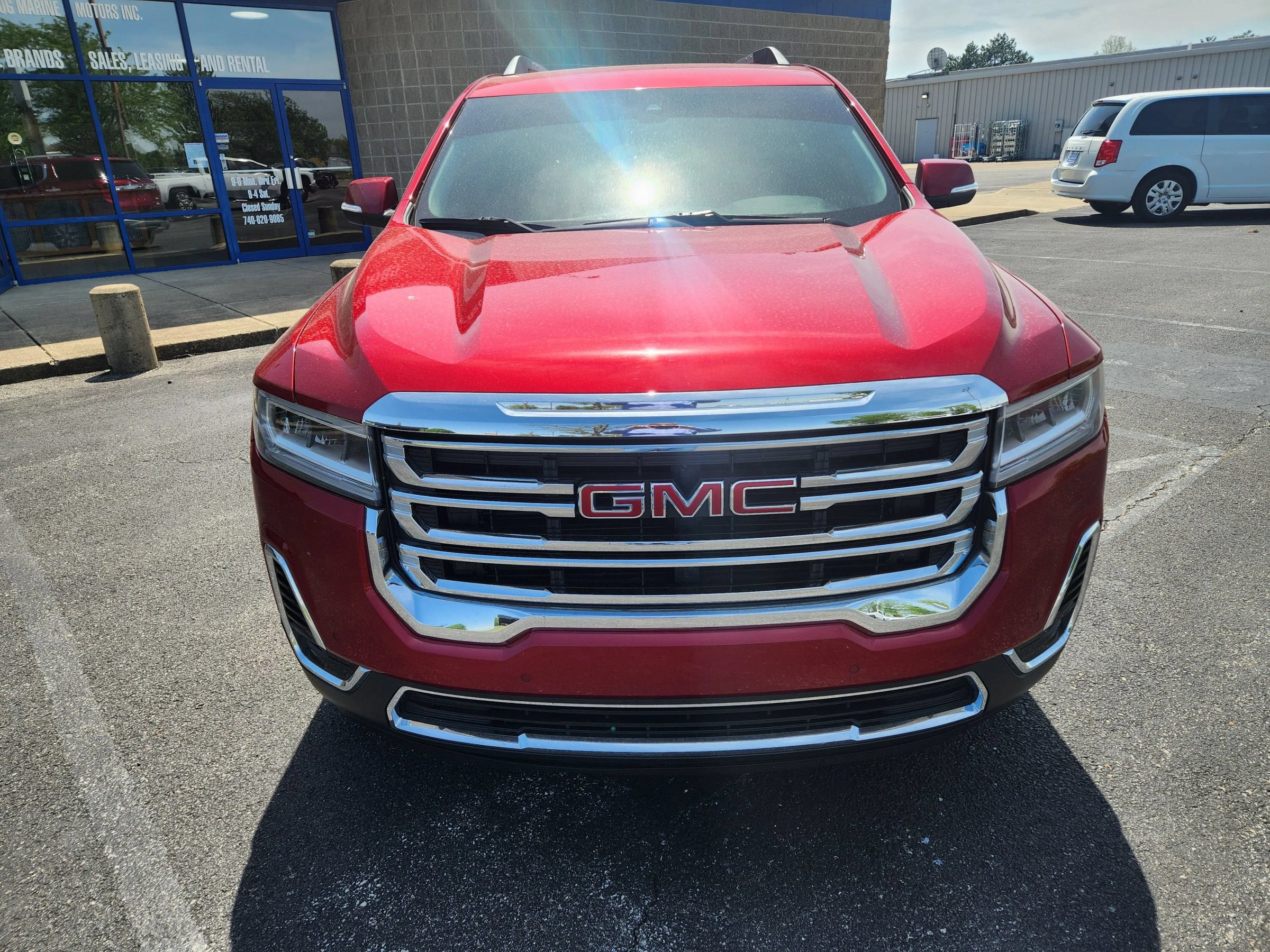 Used 2022 GMC Acadia SLE w/ Driver Convenience Package FWD image 4