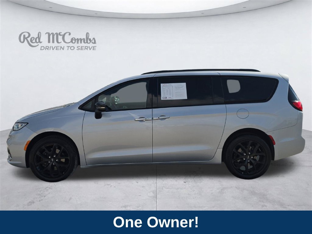 Used 2023 Chrysler Pacifica Limited w/ Uconnect Theater Family Group AWD/4WD image 2
