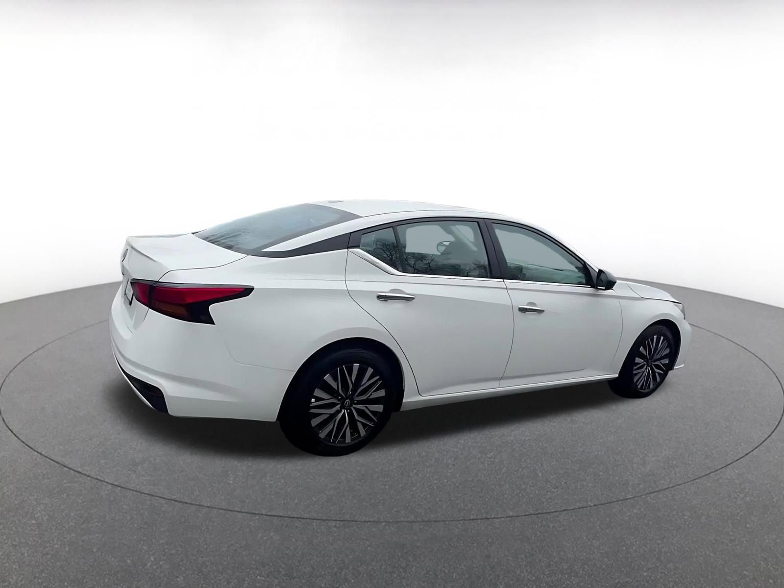 Used 2025 Nissan Altima 2.5 SV image 14