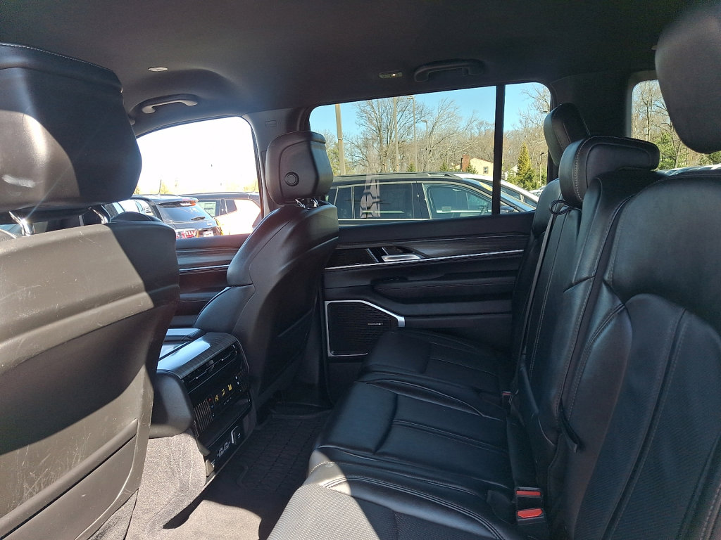 Used 2024 Jeep Wagoneer L Series III w/ Flexible Seating Group image 20