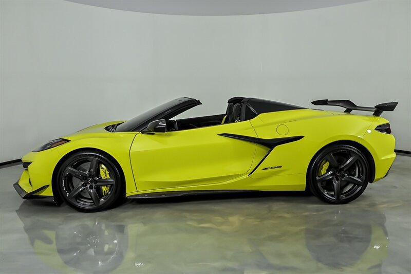 Used 2024 Chevrolet Corvette Z06 w/ Z07 Performance Package RWD image 7