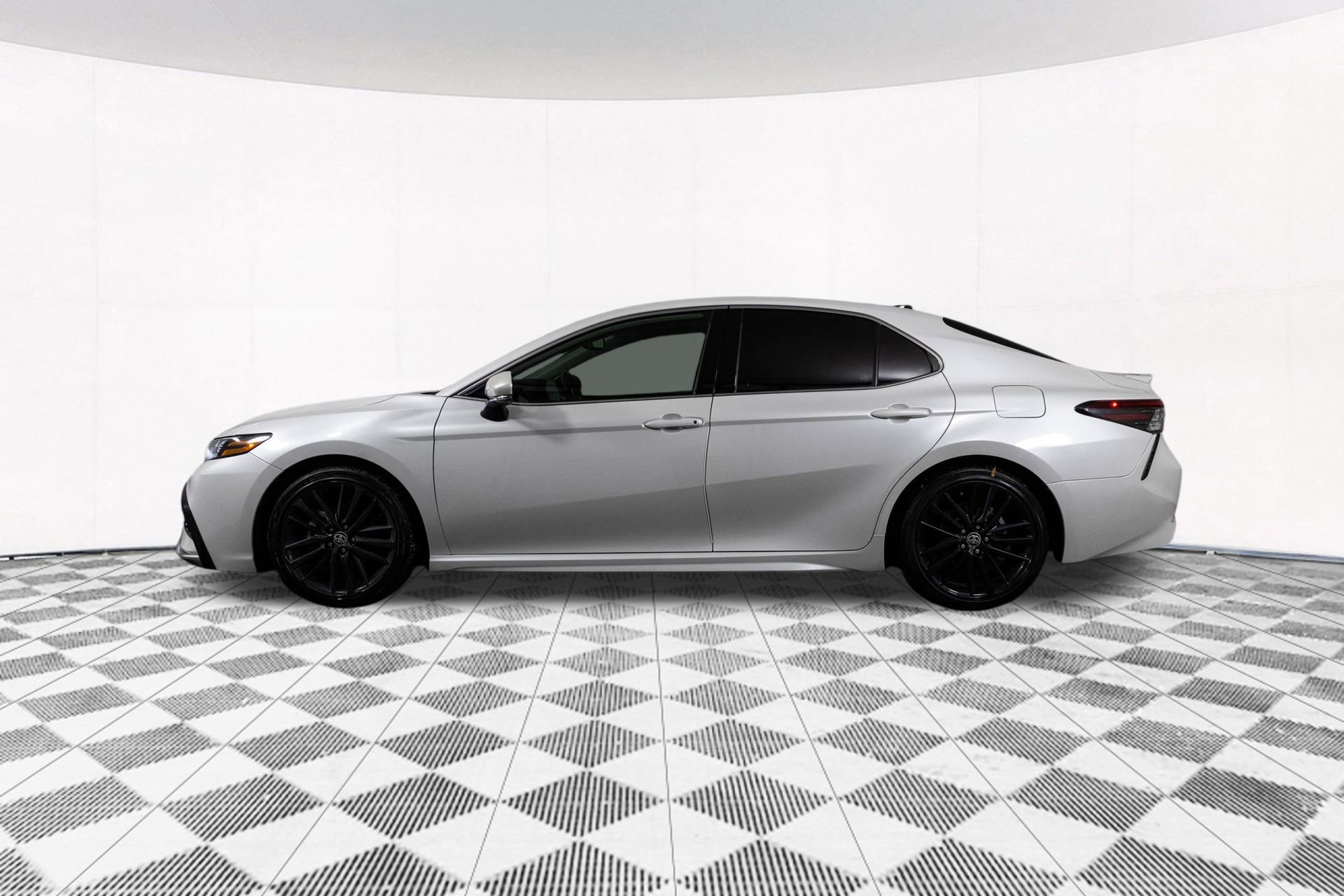 Used 2022 Toyota Camry XSE image 11