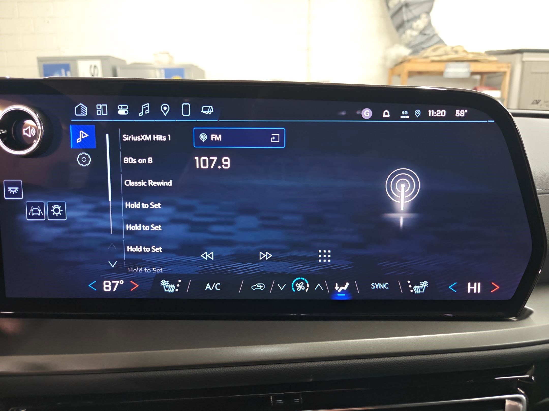 Used 2025 Chevrolet Traverse LT w/ Midnight/Sport Edition image 23