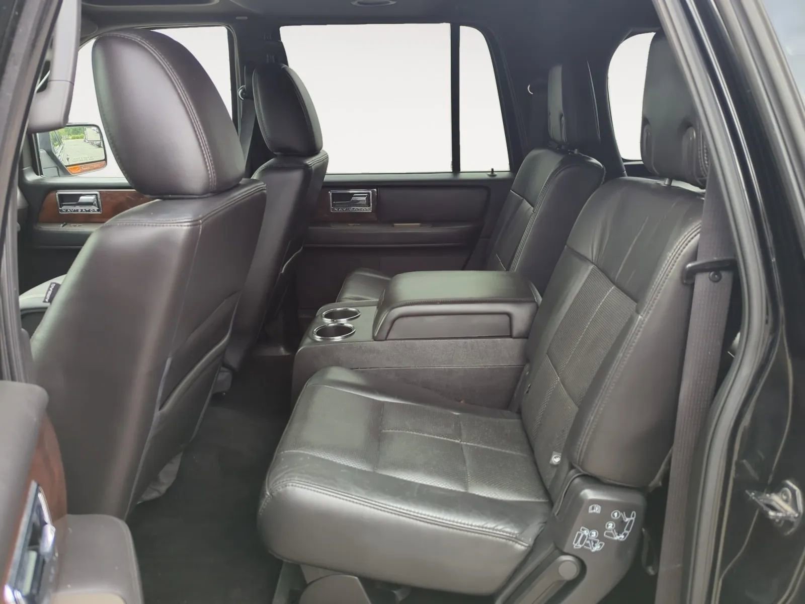 Used 2014 Lincoln Navigator L 4WD image 16