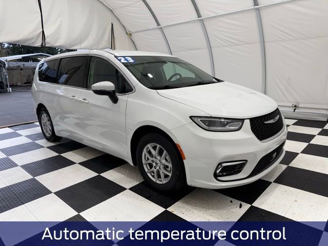 Used 2023 Chrysler Pacifica Touring-L image 8