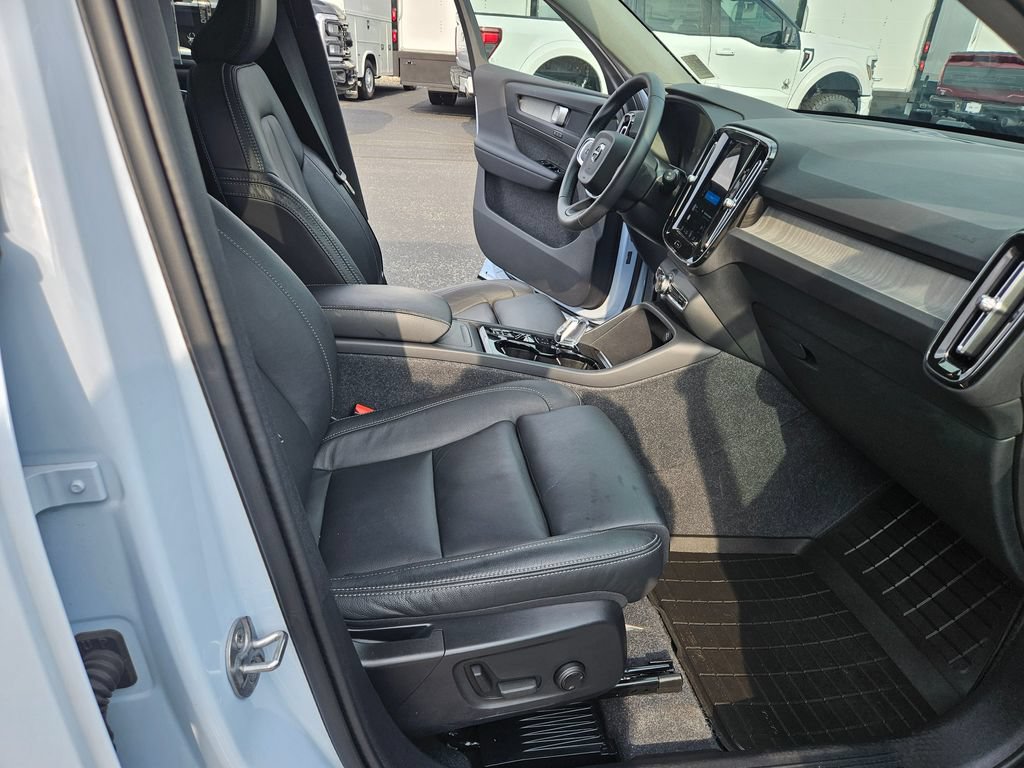 Used 2024 Volvo XC40 B5 Plus AWD/4WD image 24