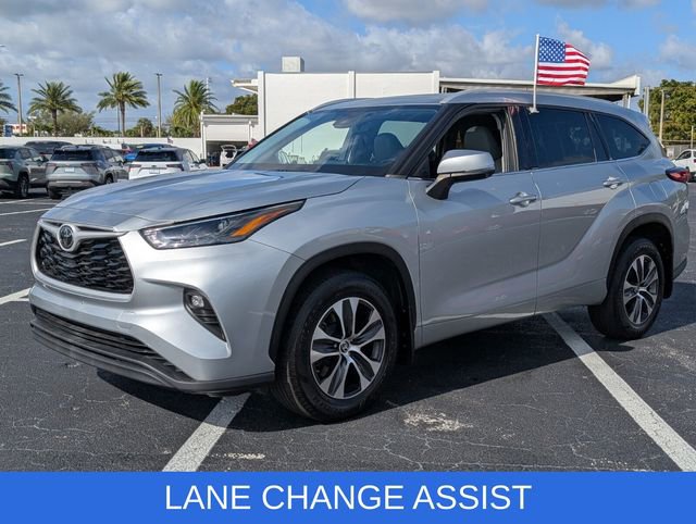 Used 2022 Toyota Highlander XLE image 3