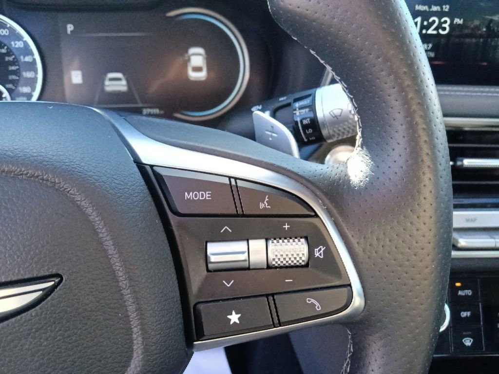 Used 2025 Genesis G70 2.5T image 19