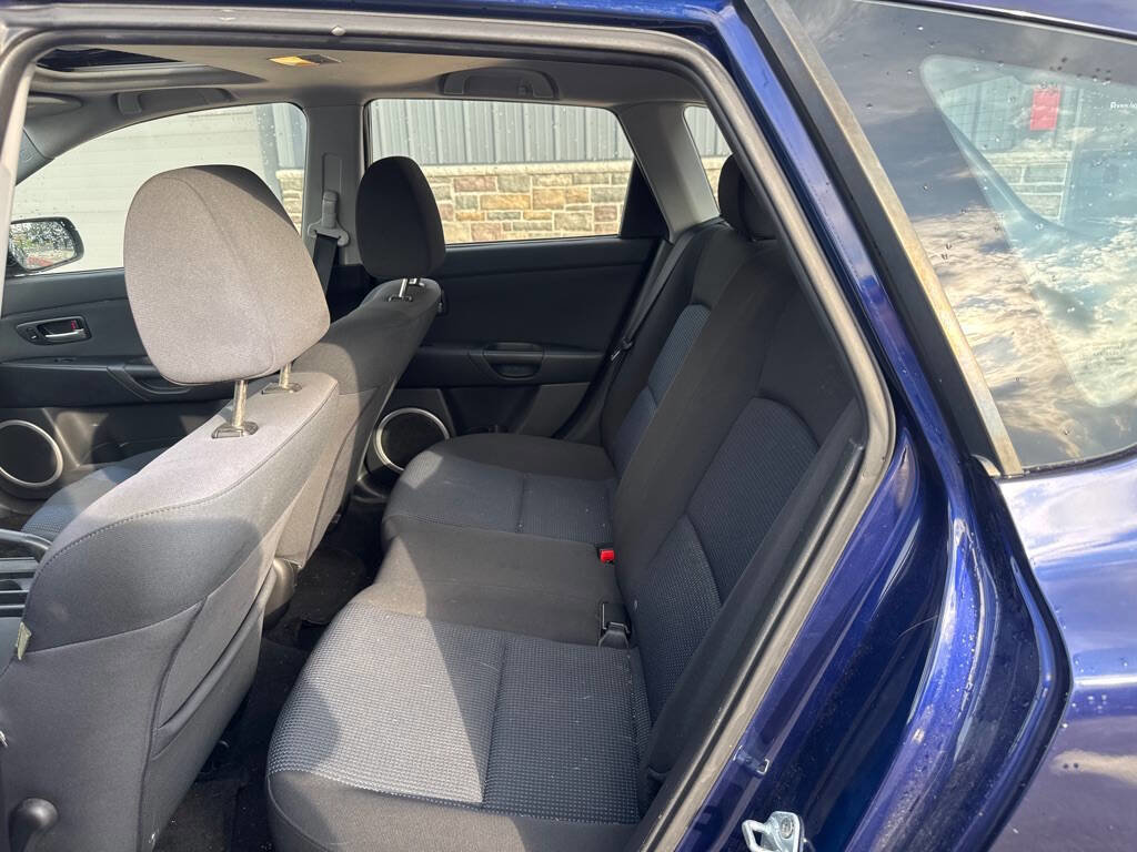 Used 2005 MAZDA MAZDA3 s w/ Moonroof & 6-CD Pkg image 9