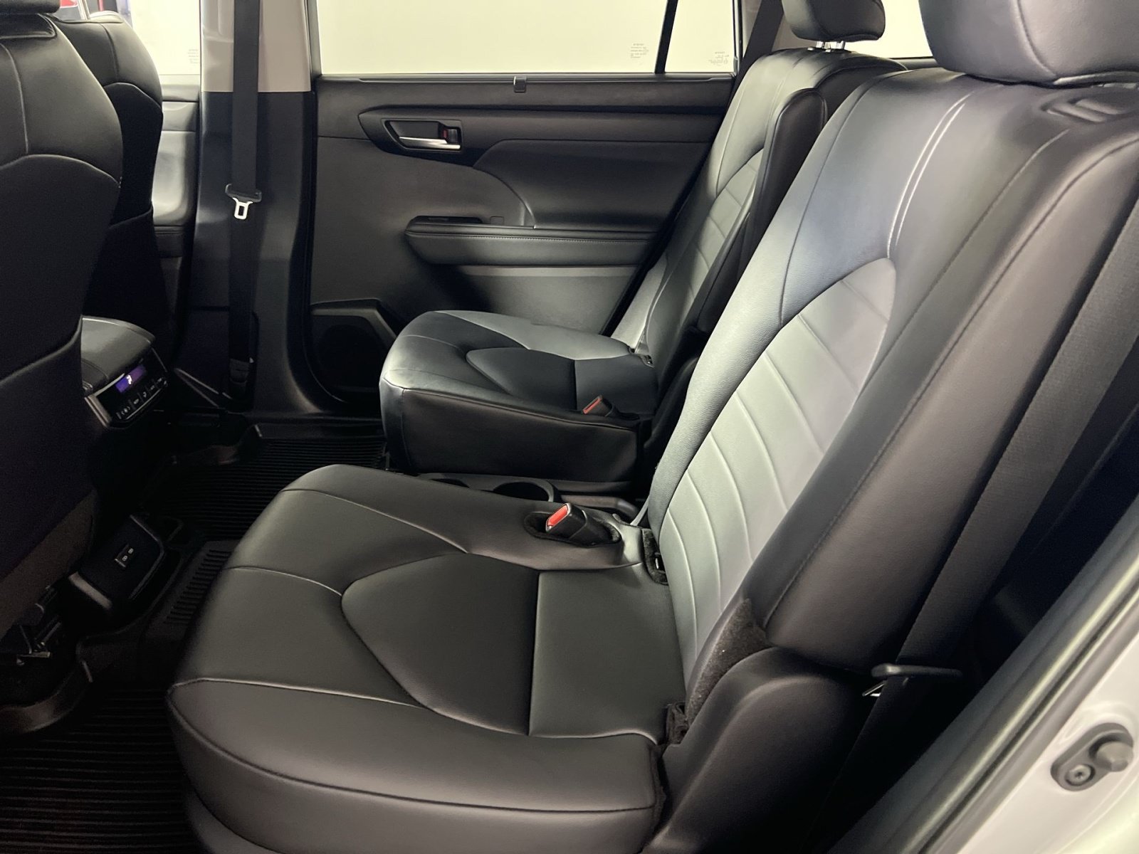 Used 2025 Toyota Highlander XLE AWD/4WD image 25