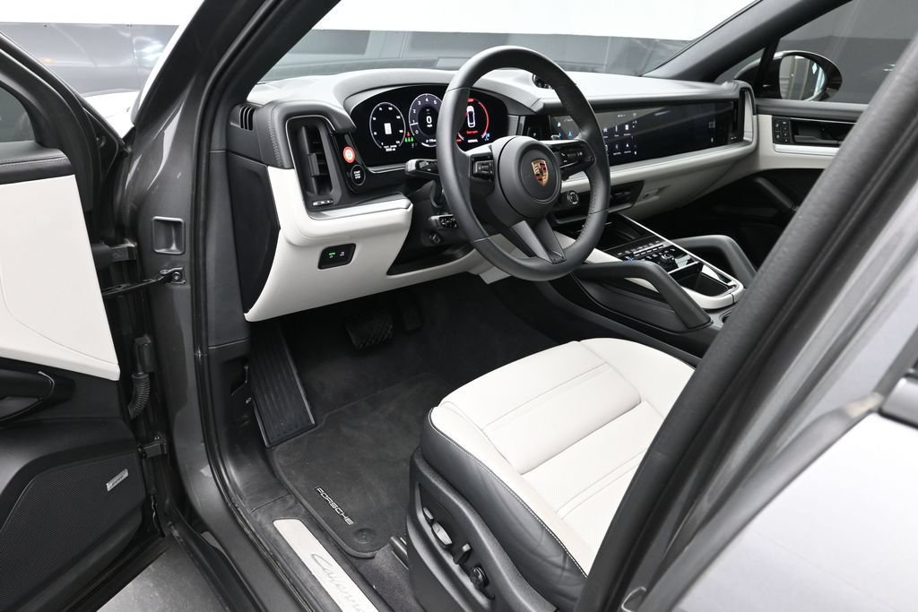 Certified 2025 Porsche Cayenne Coupe AWD/4WD image 4
