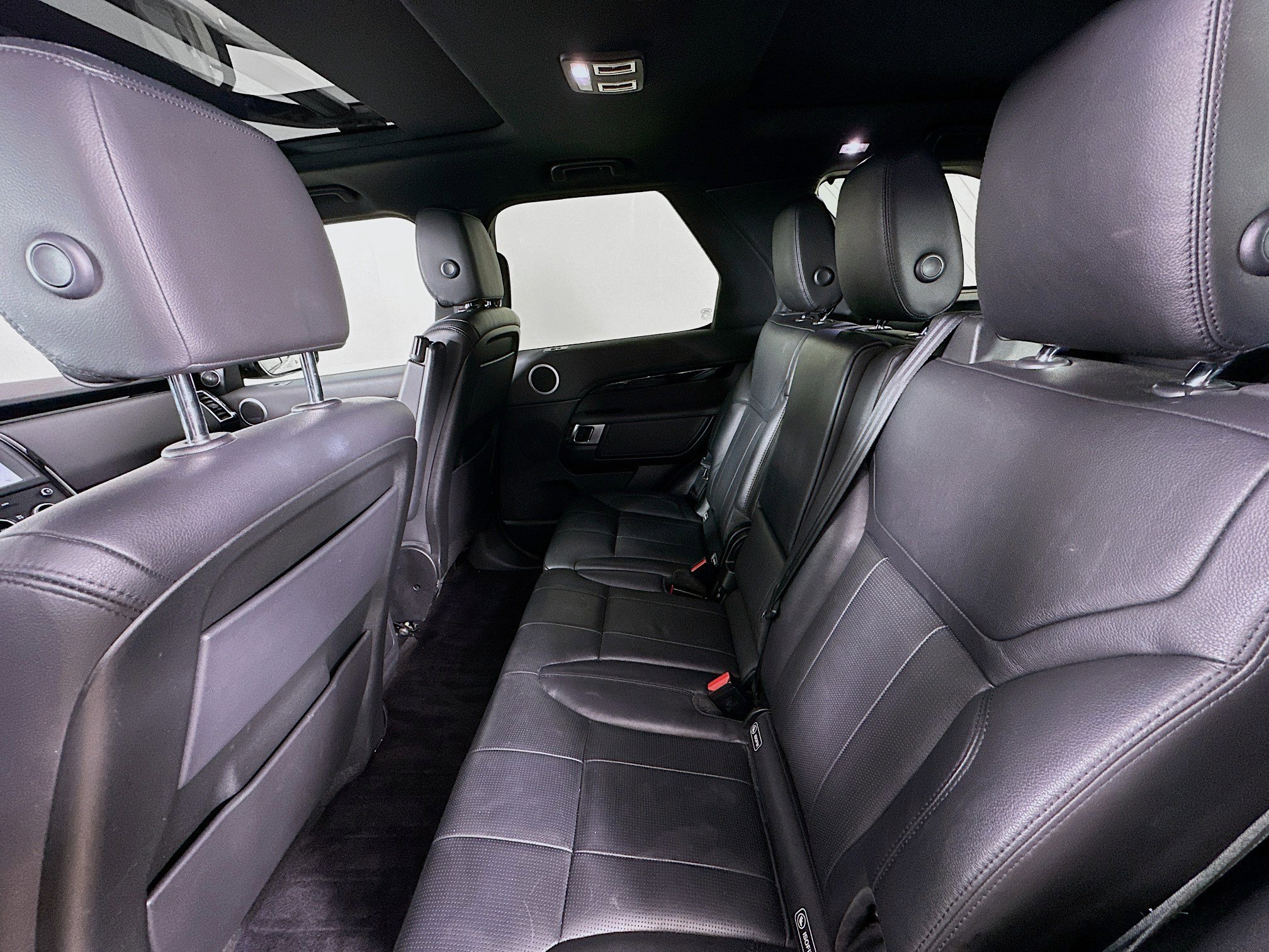 Used 2020 Land Rover Discovery SE image 37