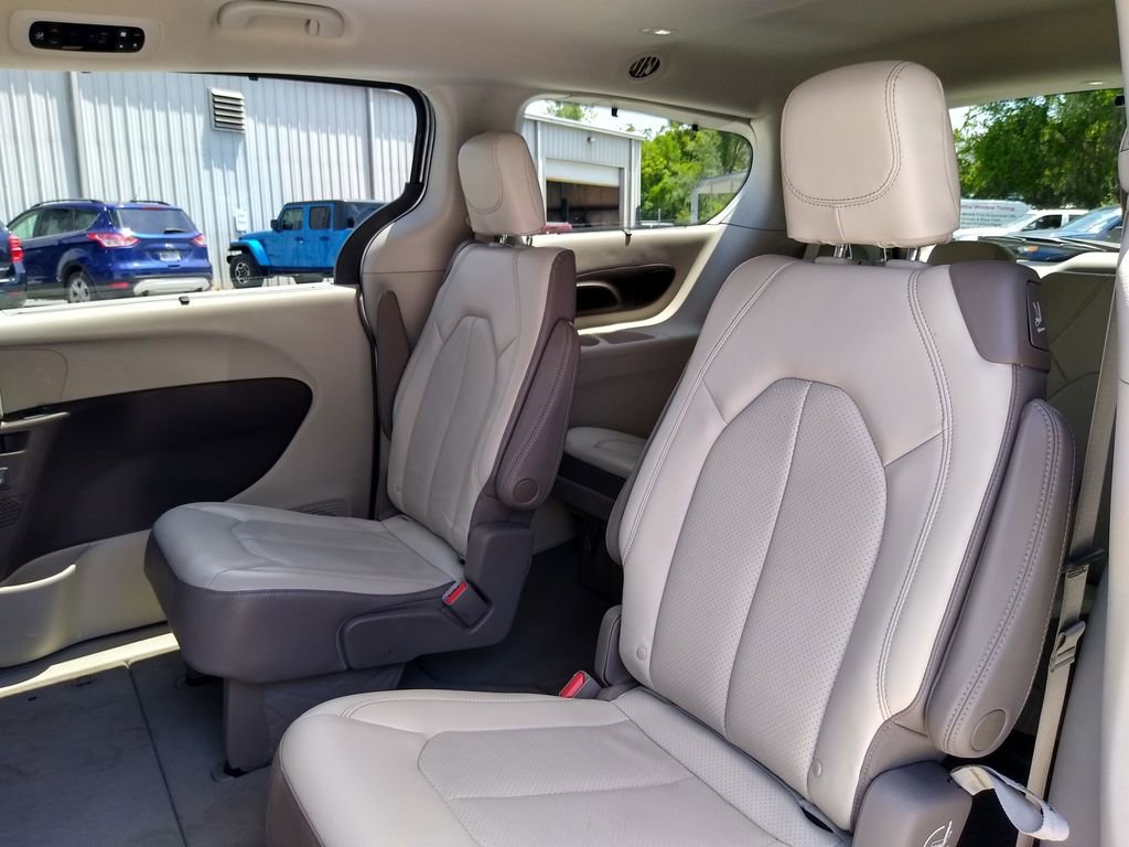 Used 2019 Chrysler Pacifica Touring-L Plus w/ Advanced Safetytec Group FWD image 18