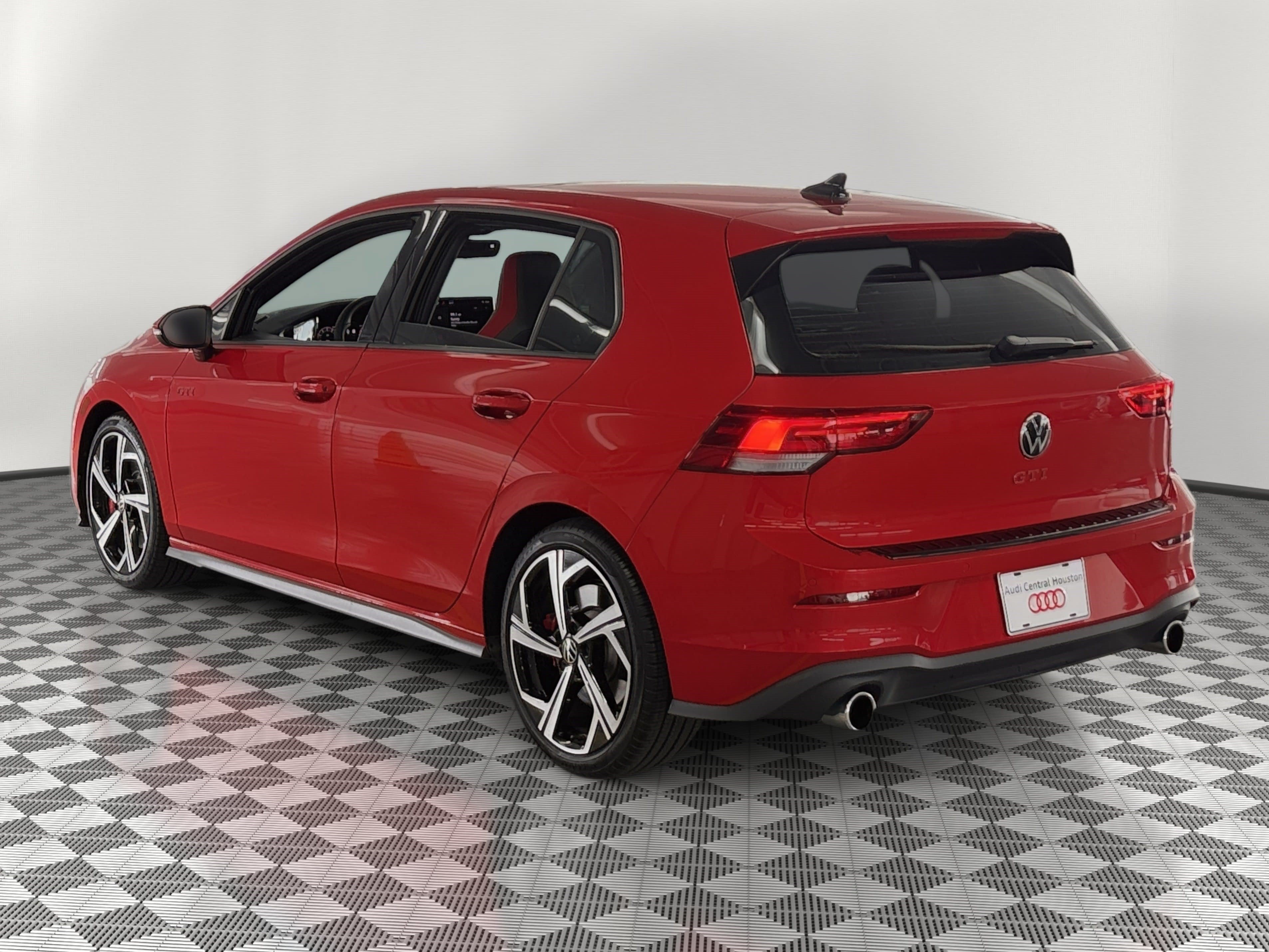 Used 2026 Volkswagen Golf SE FWD image 3