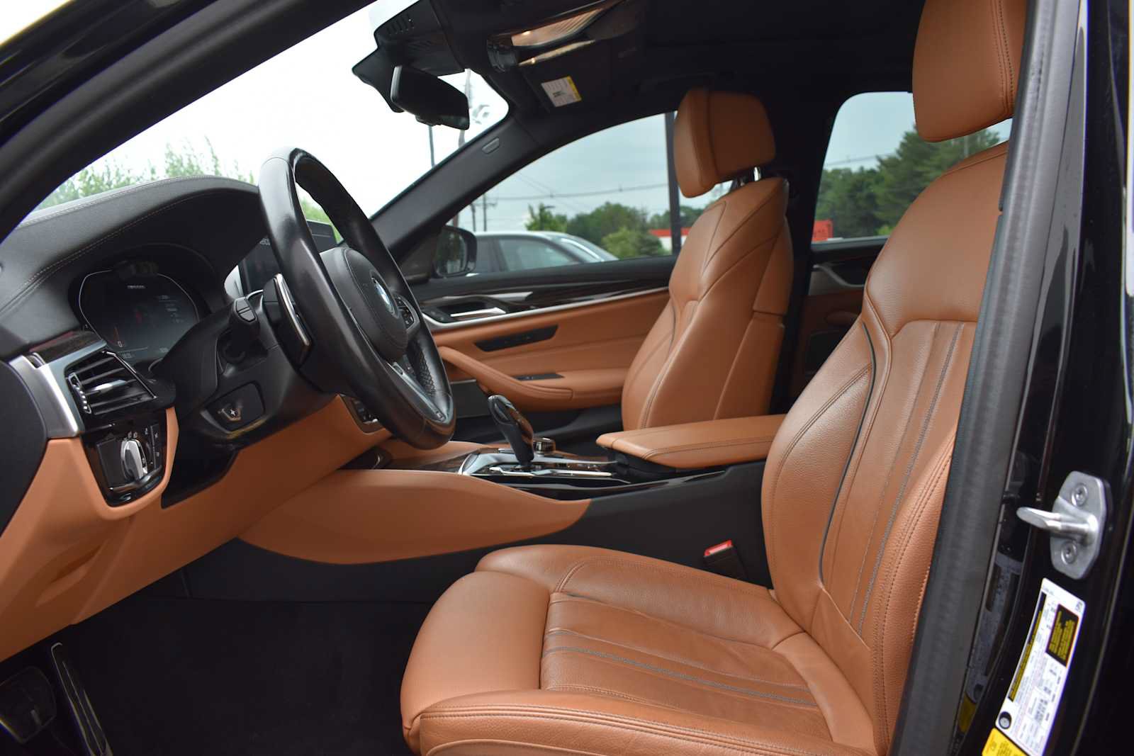 Used 2023 BMW M550i xDrive w/ Executive Package AWD/4WD image 6