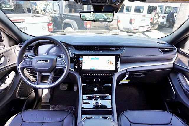 New 2026 Jeep Grand Cherokee Limited w/ Luxury Tech Group II image 24