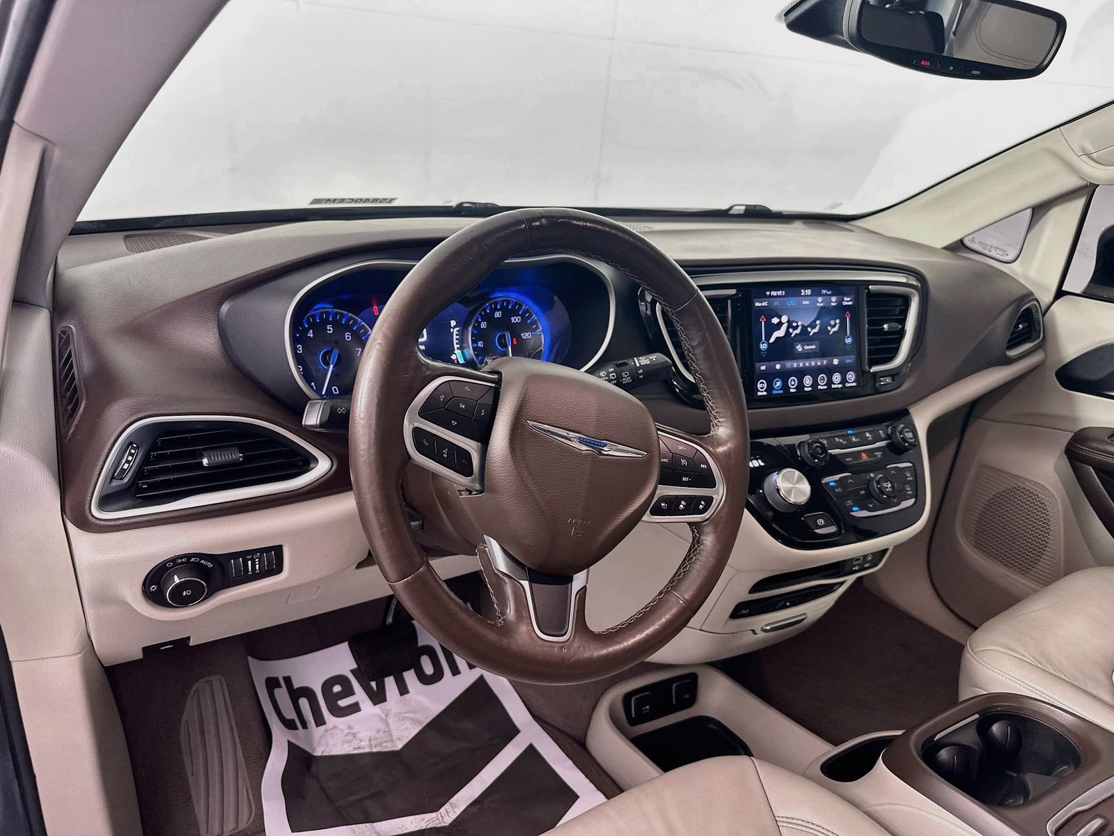 Used 2020 Chrysler Pacifica Touring-L Plus w/ Tire & Wheel Group FWD image 9