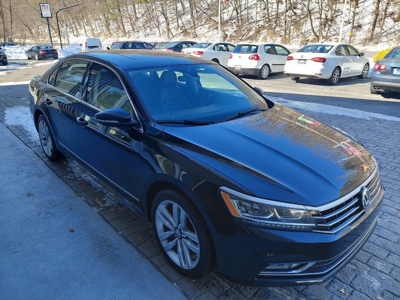 Used 2017 Volkswagen Passat 1.8T SEL Premium image 5