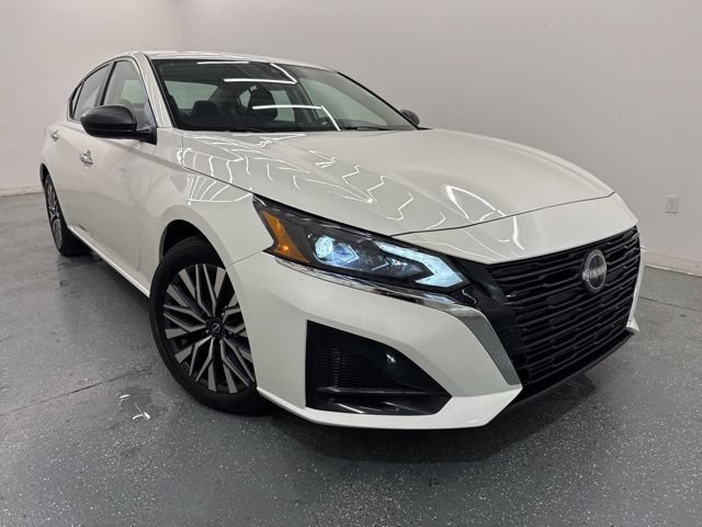 Used 2025 Nissan Altima 2.5 SV FWD image 3