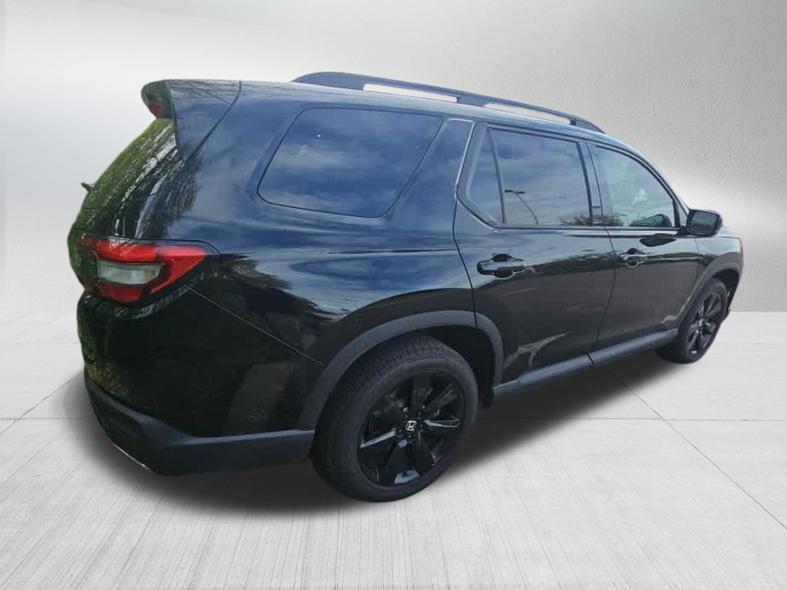 Used 2025 Honda Pilot Black Edition image 4