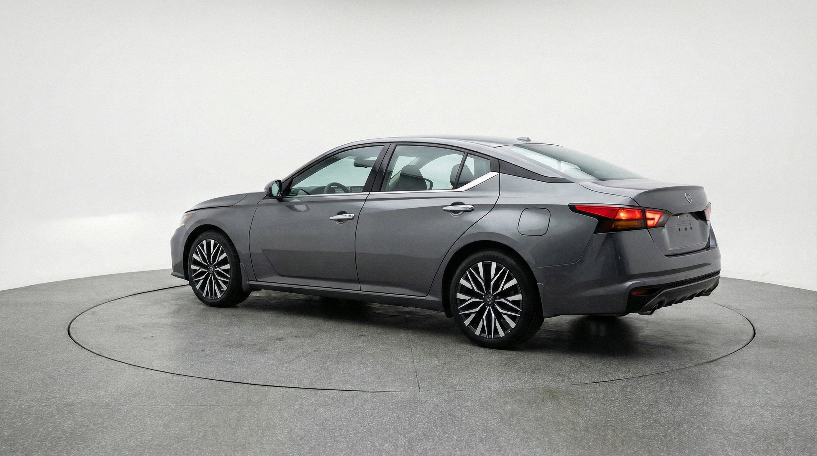 Used 2025 Nissan Altima 2.5 SV FWD image 6