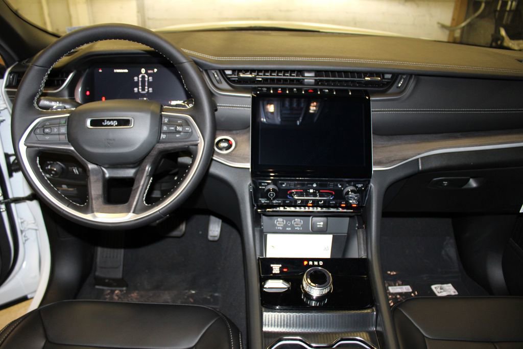 New 2025 Jeep Grand Cherokee L Limited w/ Black Appearance Package image 9