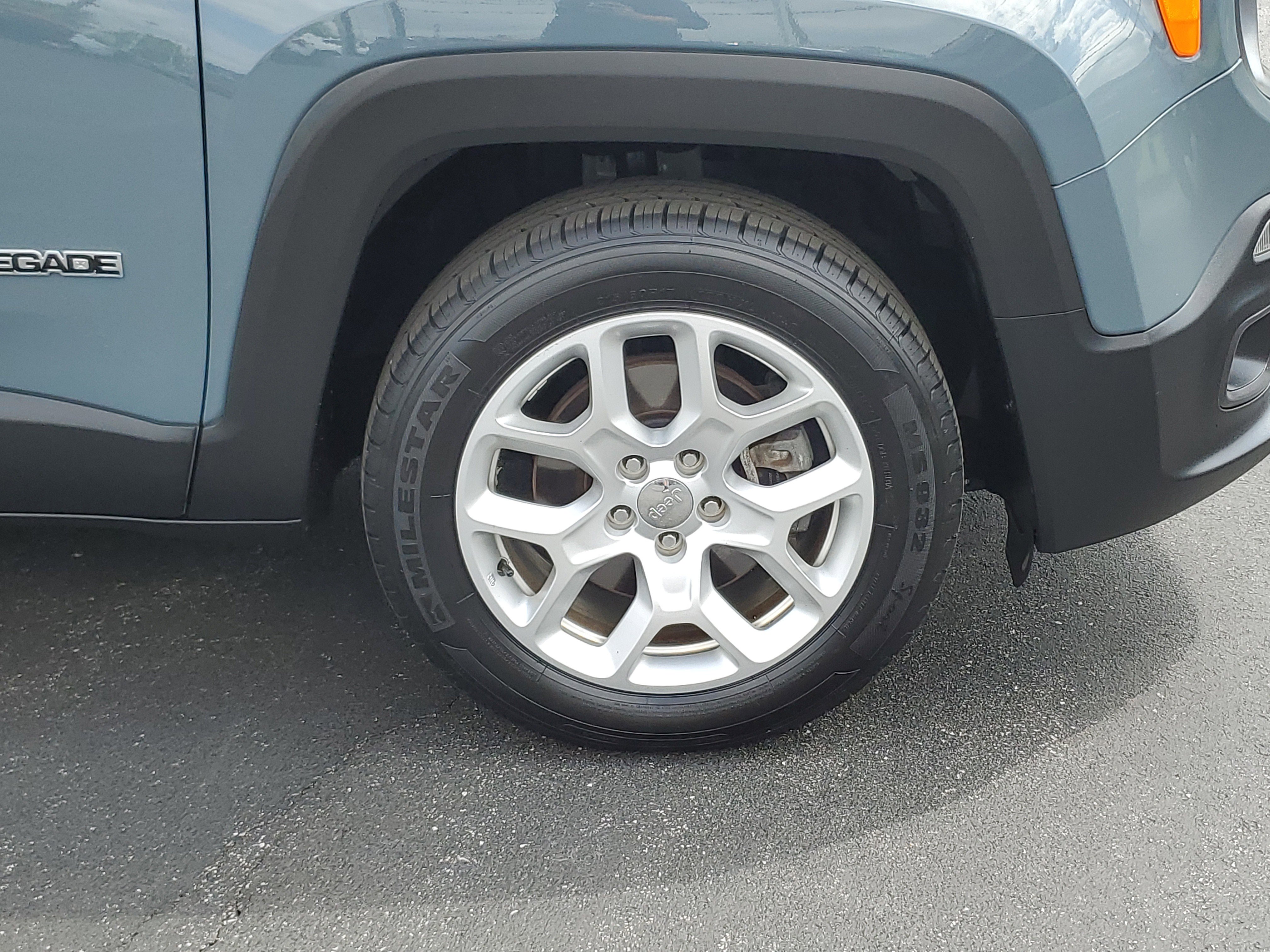 Used 2018 Jeep Renegade Latitude FWD image 5