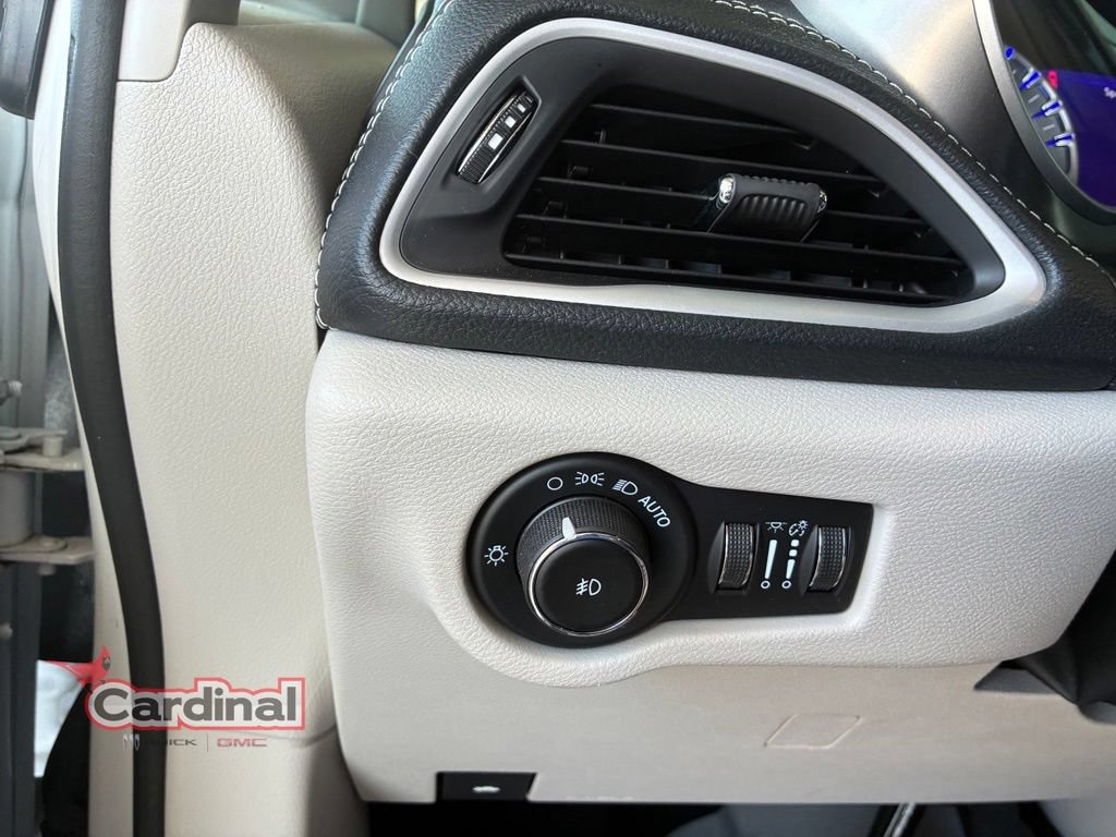 Used 2023 Chrysler Pacifica Touring-L w/ Uconnect Theater Family Group AWD/4WD image 9