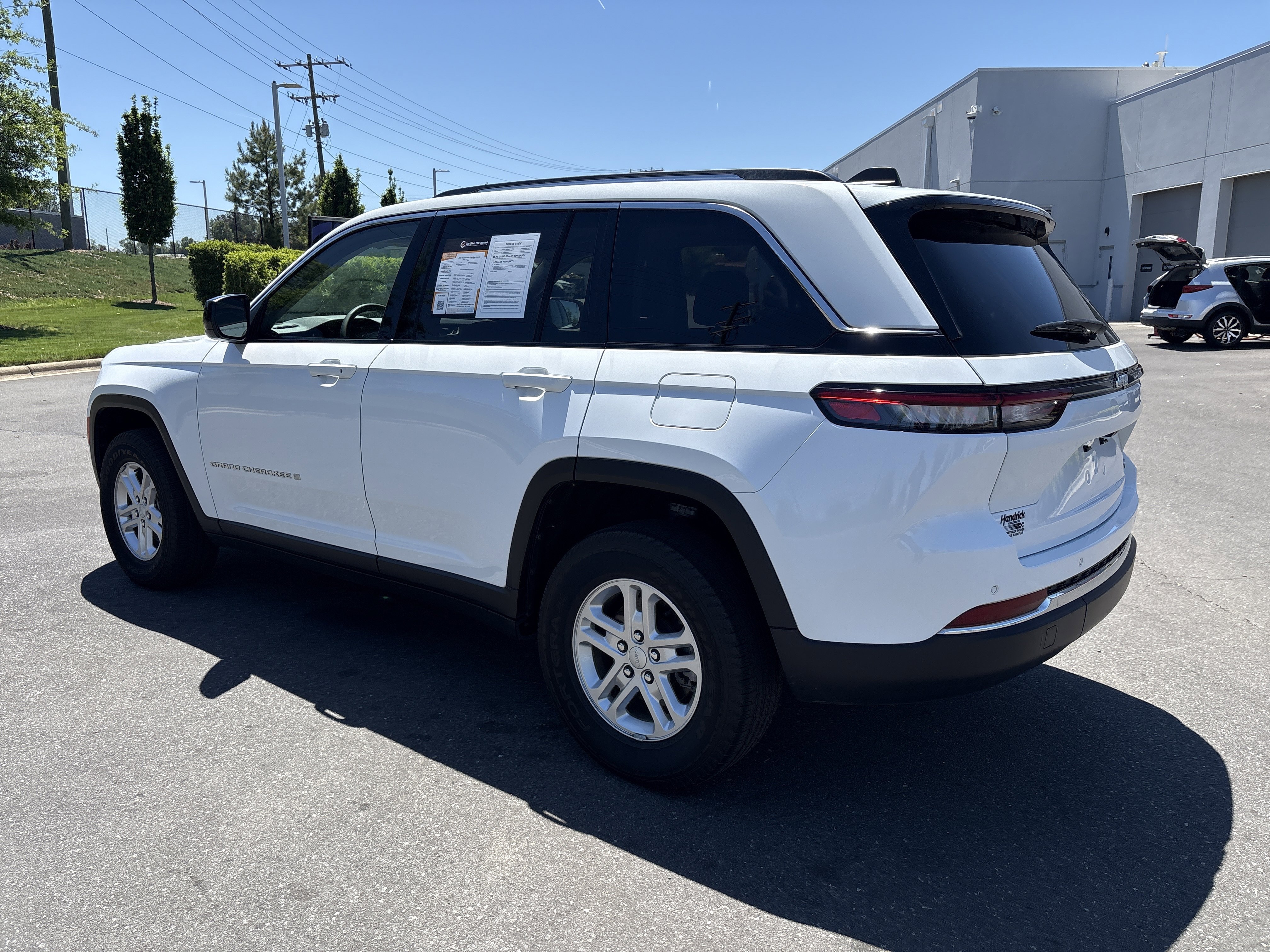 Certified 2023 Jeep Grand Cherokee Laredo RWD image 7