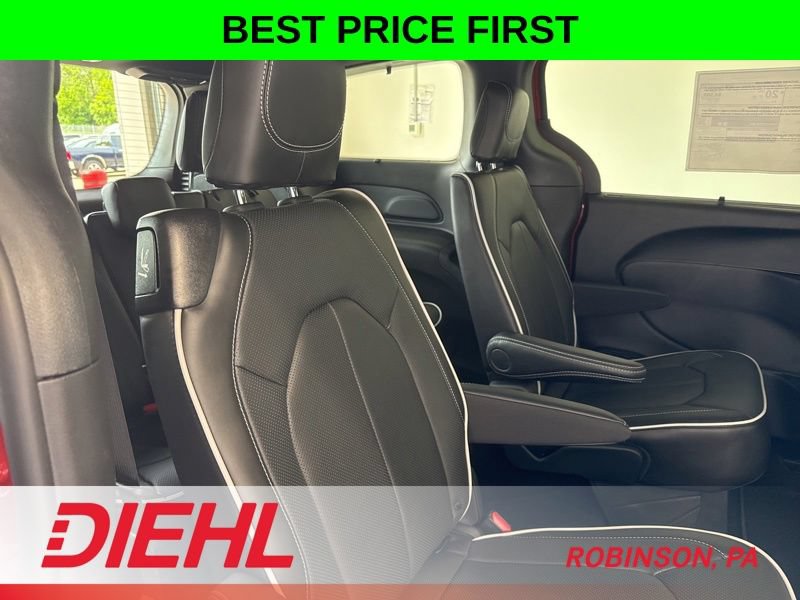 New 2027 Chrysler Pacifica Limited w/ Family Tech Group AWD/4WD image 12