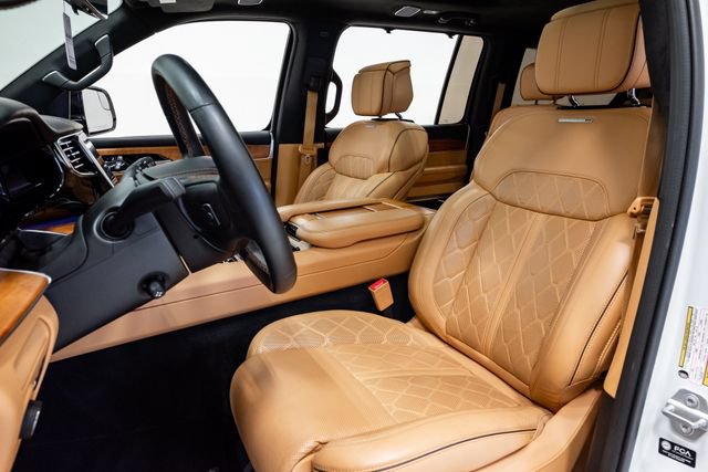Used 2023 Jeep Grand Wagoneer Series III AWD/4WD image 17