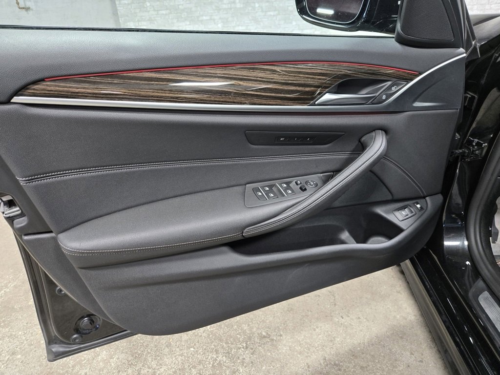 Used 2021 BMW 530e xDrive w/ M Sport Package image 7