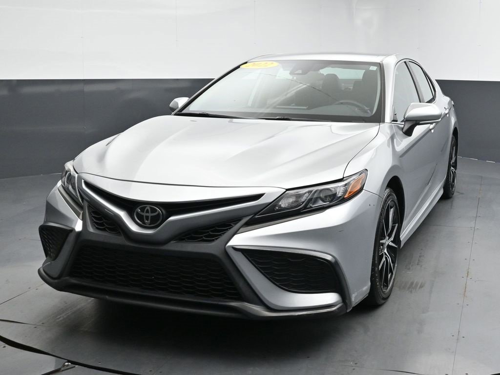 Used 2022 Toyota Camry SE image 4