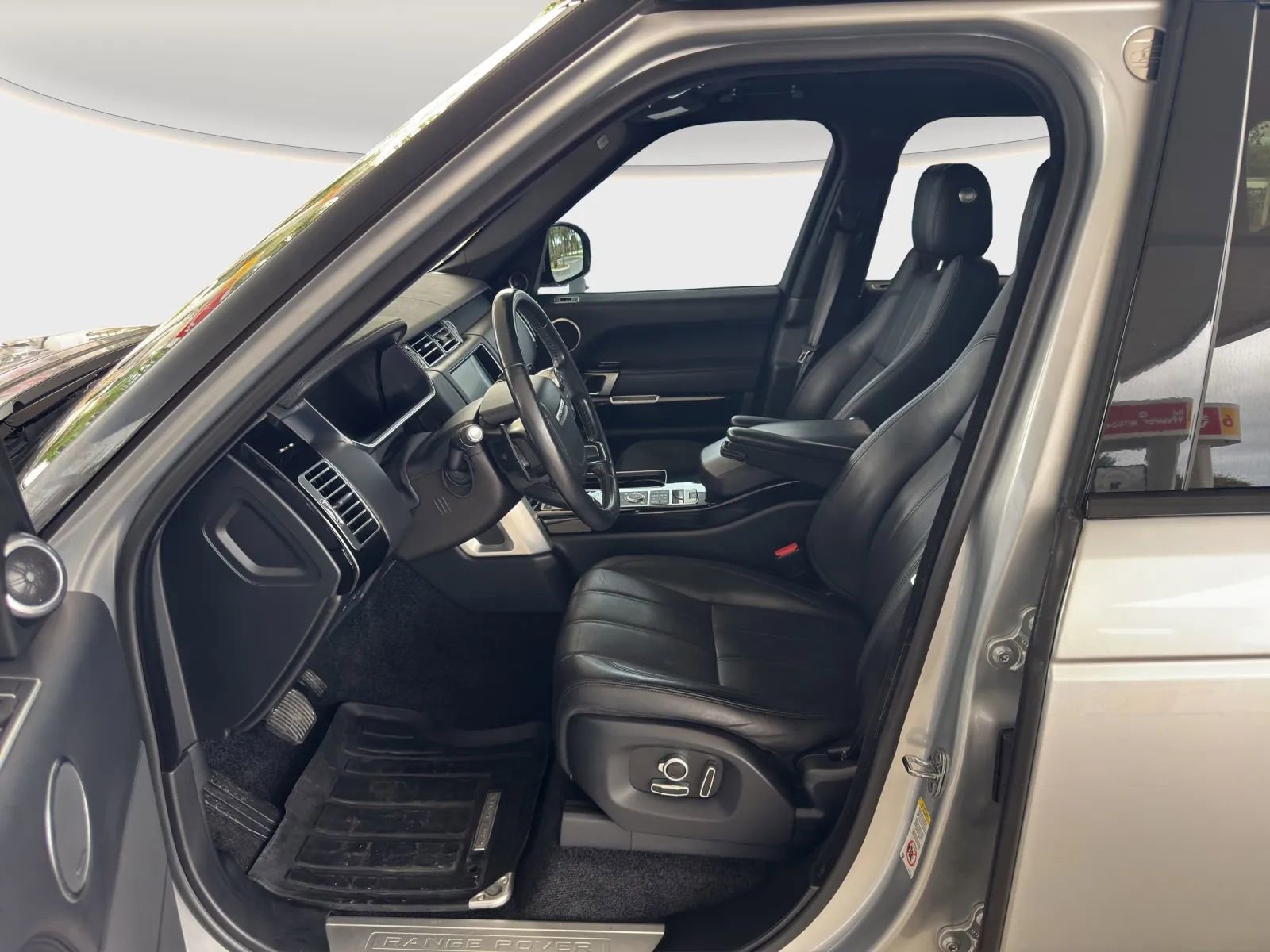 Used 2017 Land Rover Range Rover HSE image 8