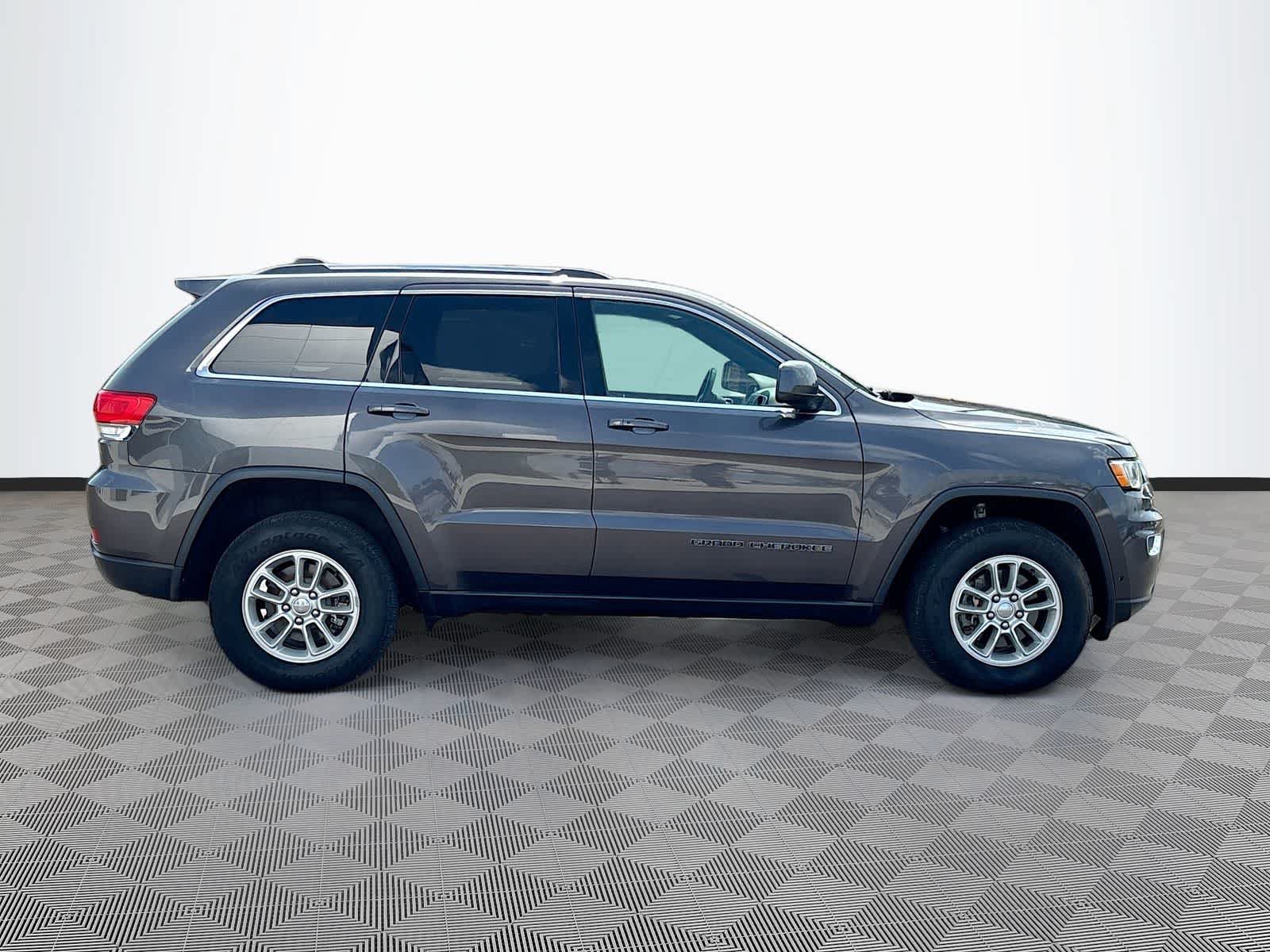 Used 2018 Jeep Grand Cherokee Laredo AWD/4WD image 4