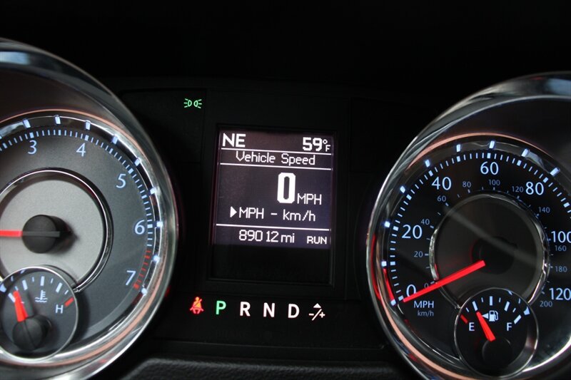 Used 2014 Chrysler Town & Country Touring FWD image 7