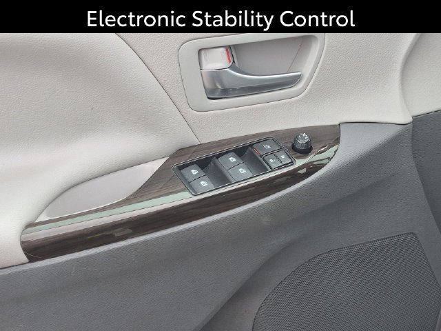 Certified 2018 Toyota Sienna XLE w/ XLE Navigation Package FWD image 15