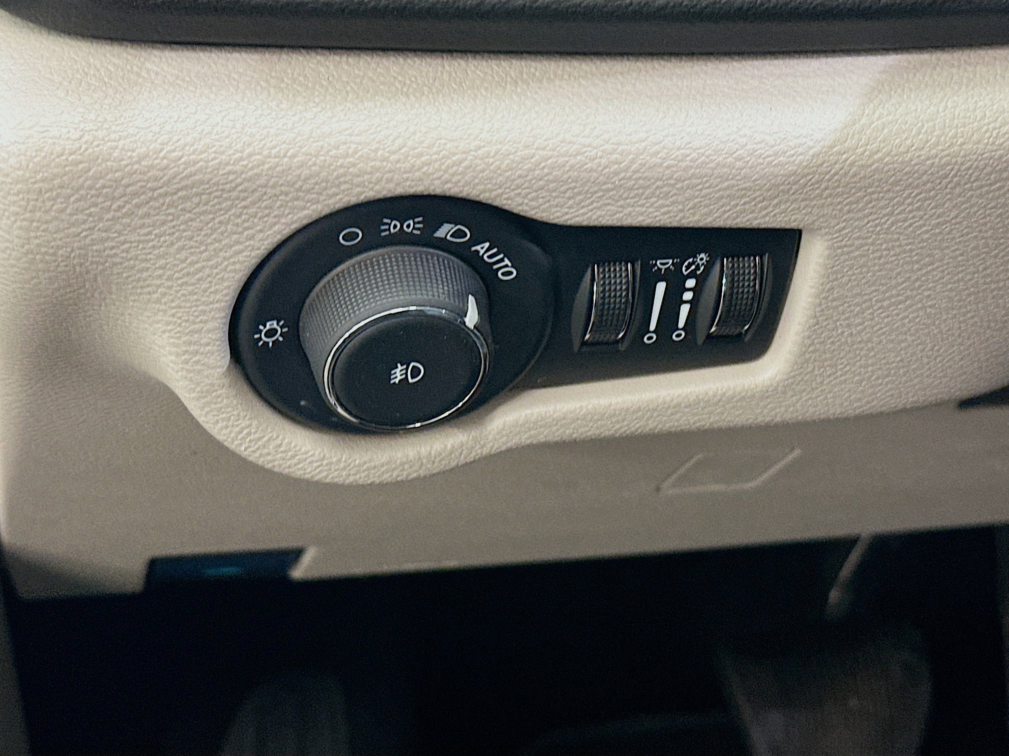 Used 2024 Chrysler Pacifica Touring-L FWD image 17