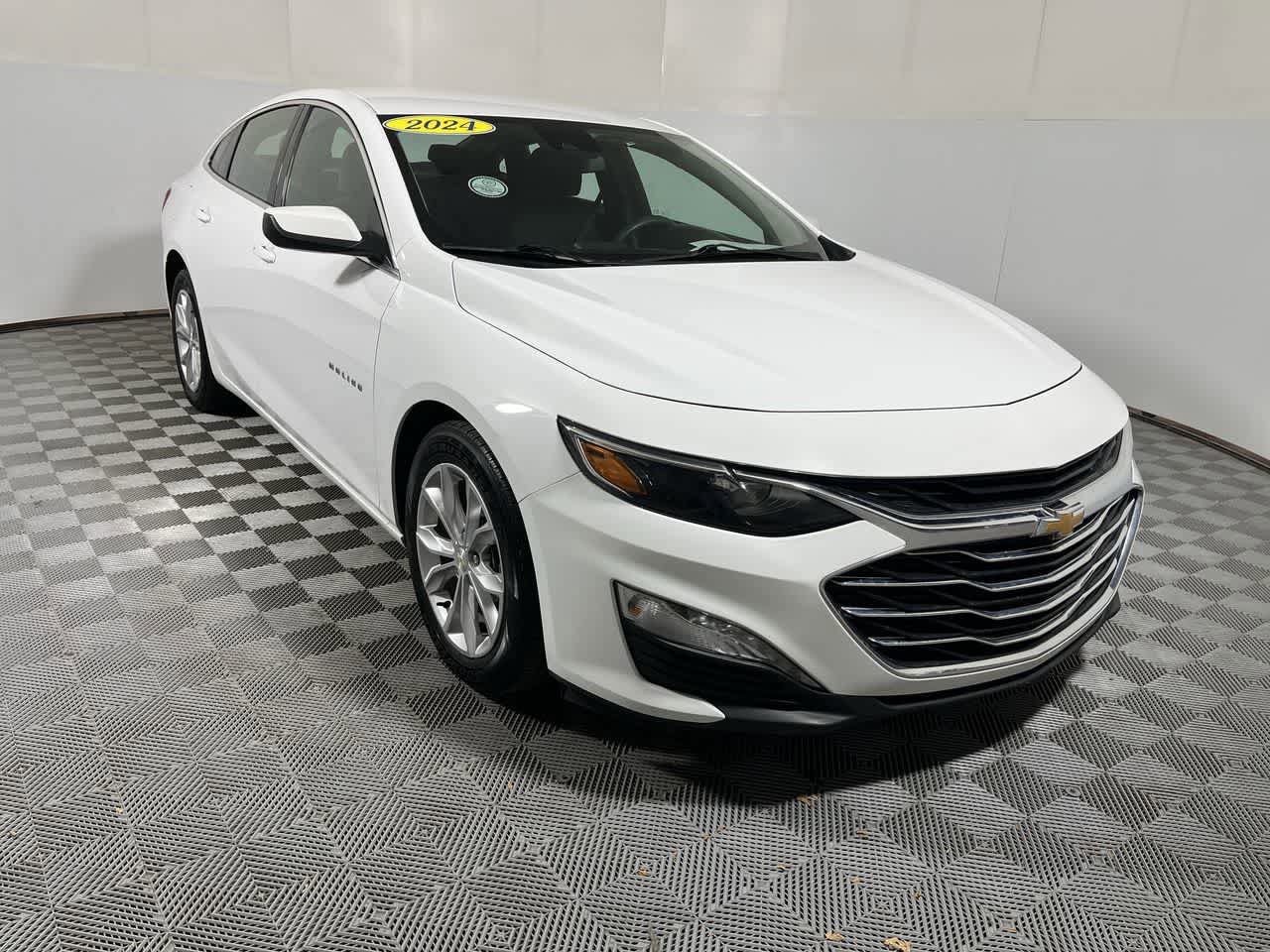 Used 2024 Chevrolet Malibu LT FWD image 2
