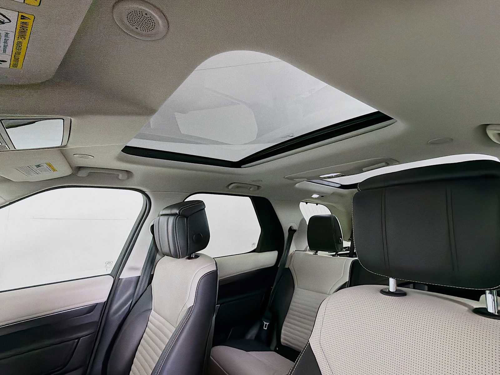 Used 2025 Land Rover Discovery Metropolitan Edition image 13