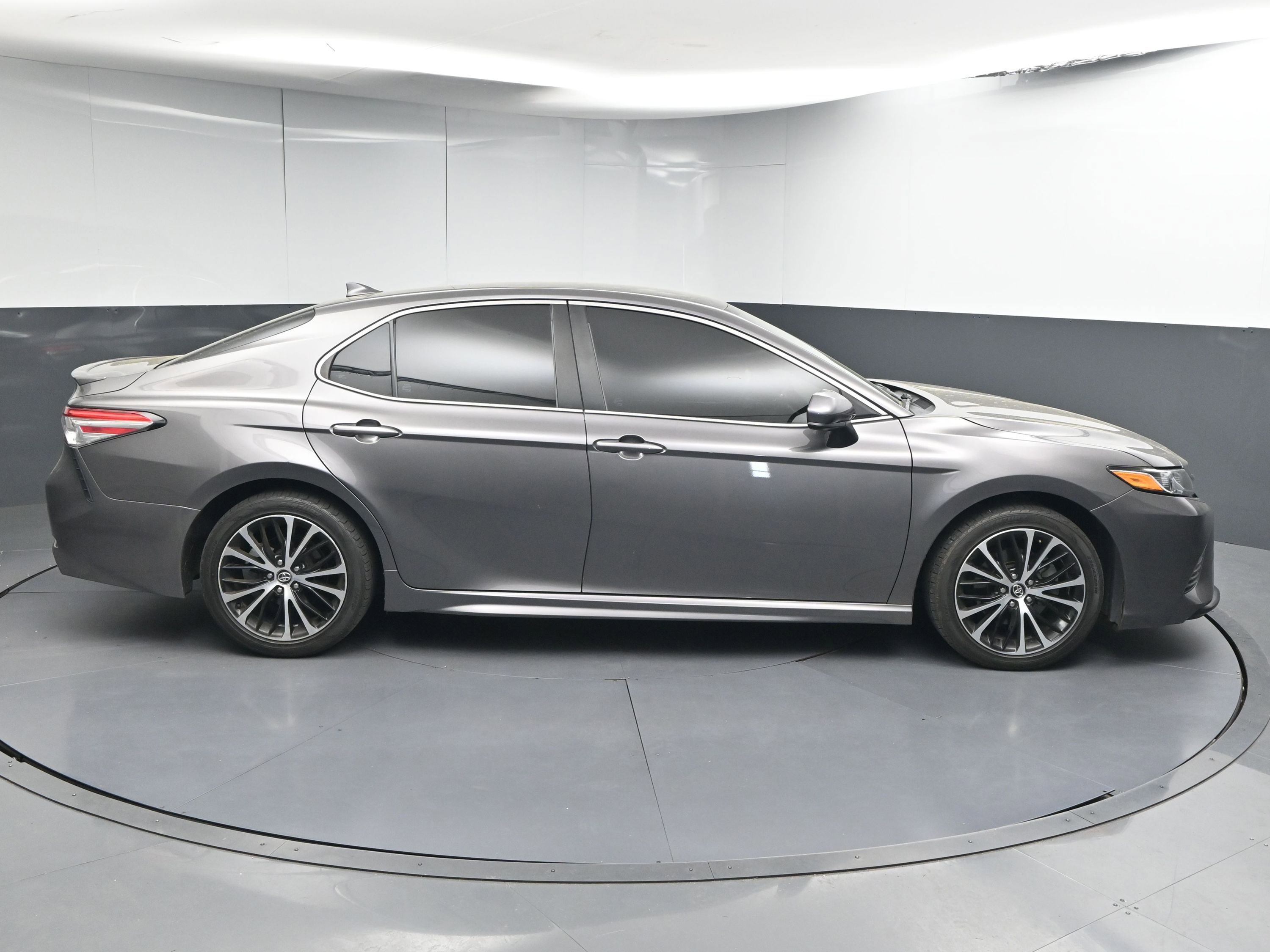 Used 2020 Toyota Camry SE image 9