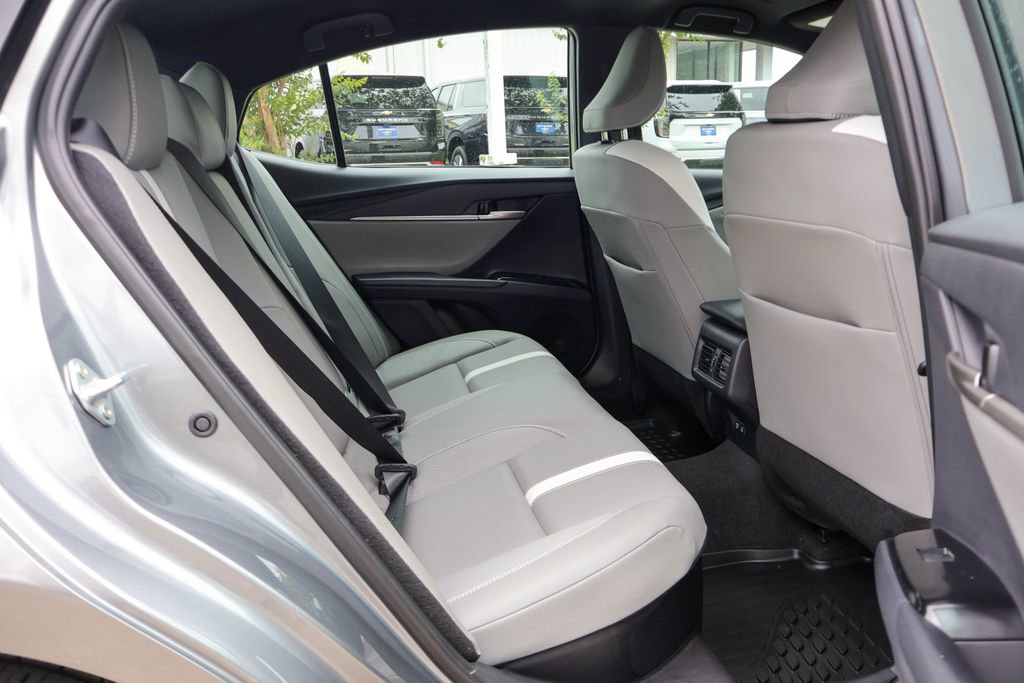 Used 2025 Toyota Camry SE FWD image 11