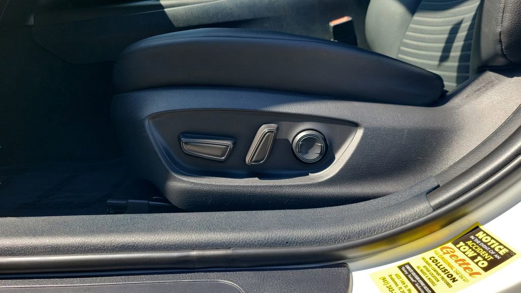 Certified 2022 Toyota Camry SE w/ Cold Weather Package AWD/4WD image 15